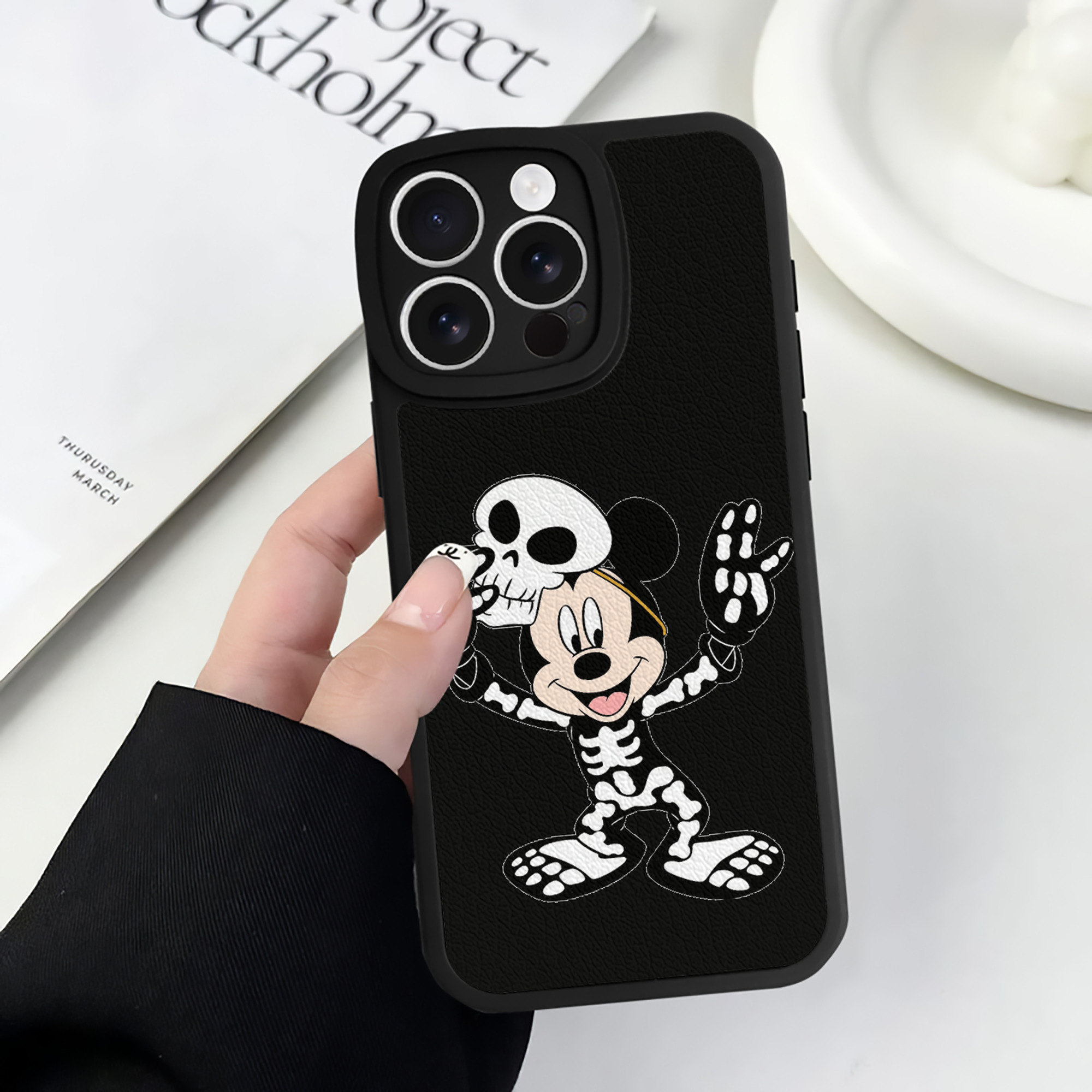 （画像用） ミッキーマウス Mickey Mouse 【iPhone 16シリーズ対応】シリコンスマホケース（レザー調） 材質：シリコン